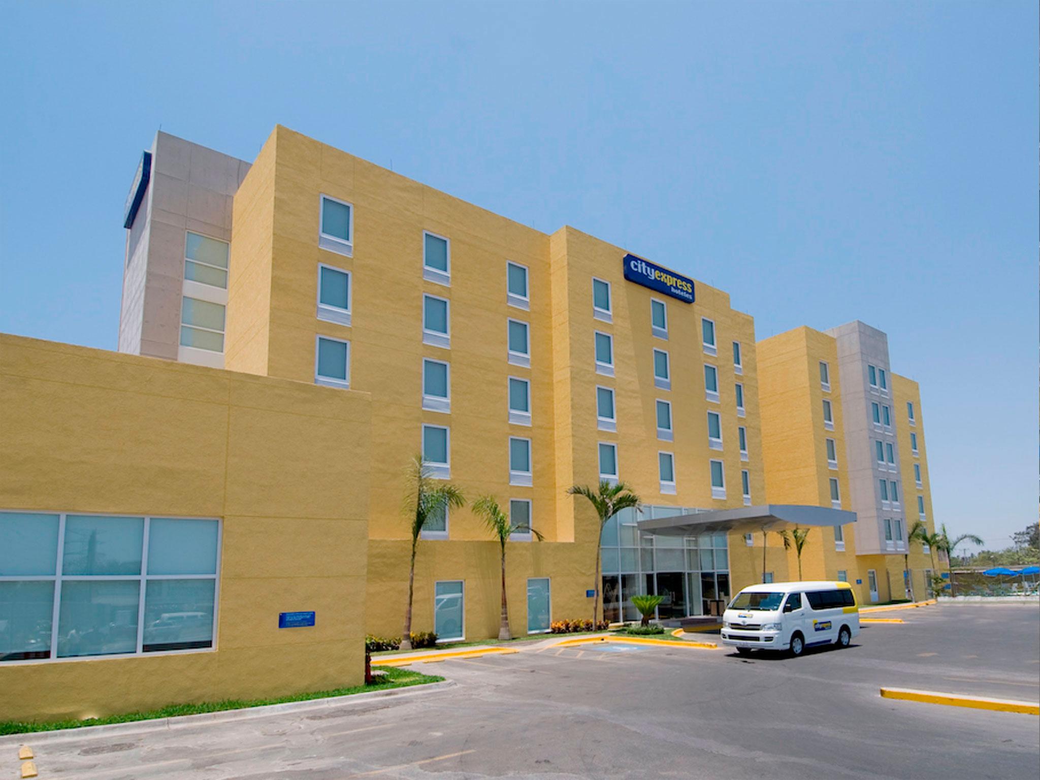 City Express By Marriott Lazaro Cardenas Exterior photo